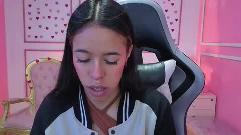 Snapshot of stephania_t chatting on 10.07.25 Stephania online show from 10.07.25