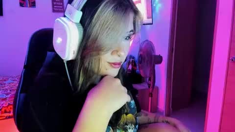 Stephany  independient model  online show from 01.28.25