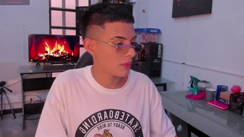 Snapshot of steveen_1604 chatting on 12.25.24 Stevenn online show from 12.25.24