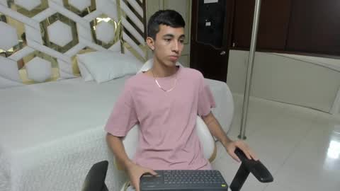 Snapshot of stiilman_hots chatting on 02.19.25 stiilman_hots online show from 02.19.25