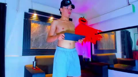 Snapshot of stivendreams chatting on 10.18.25 friends online show from 10.18.25