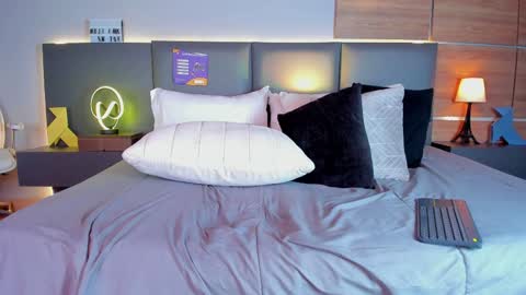 Stone Lee  online show from 02.04.25