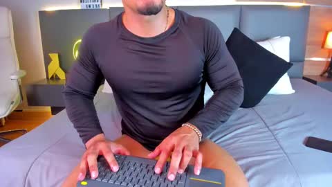 Stone Lee  online show from 02.13.25