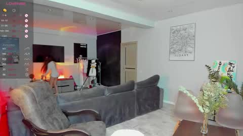 Snapshot of straw_juice chatting on 11.12.25 Laura online show from 11.12.25