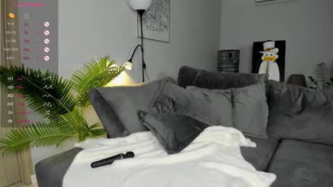 Snapshot of straw_juice chatting on 11.25.25 Laura online show from 11.25.25