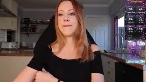 Snapshot of stripmequick chatting on 11.26.25 Amorina online show from 11.26.25