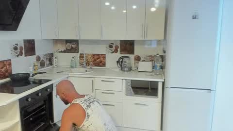 Strong Arni online show from 02.08.25