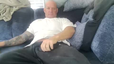 Snapshot of strongandhard073 chatting on 11.02.25 StrongAndHard online show from 11.02.25