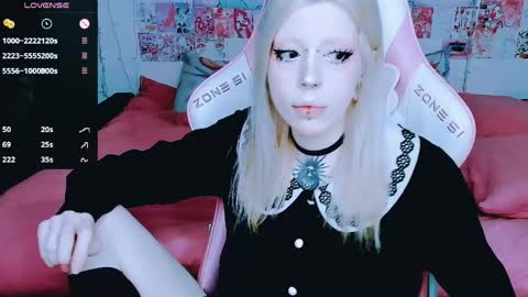 Snapshot of succubus_leslie chatting on 04.01.26 succubus_leslie online show from 04.01.26