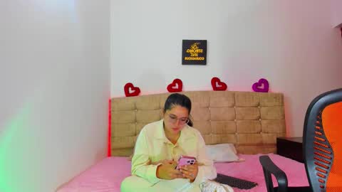 Snapshot of summer_girls01 chatting on 10.07.25 summer_girls01 online show from 10.07.25