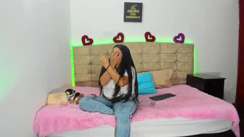 Snapshot of summer_girls01 chatting on 10.11.25 summer_girls01 online show from 10.11.25