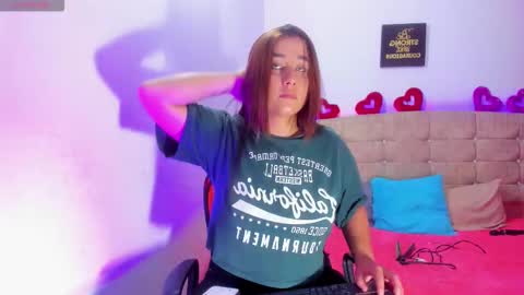 Snapshot of summer_girls01 chatting on 11.25.25 summer_girls01 online show from 11.25.25