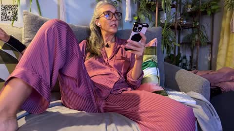 Hi Im Sunnie - Next show Friday August 1 online show from 09.24.25