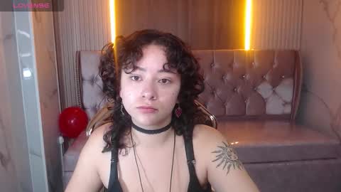 Snapshot of sunny2_b chatting on 11.19.25 sunny2_b online show from 11.19.25