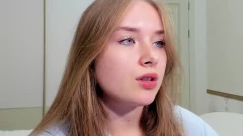 Snapshot of sunny_love__ chatting on 12.01.25 Vanessa online show from 12.01.25