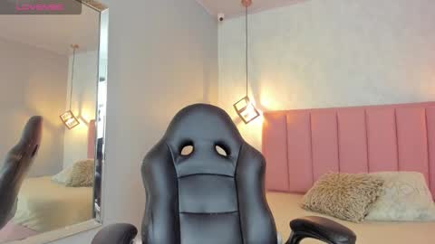 Snapshot of sunnycyrus chatting on 02.19.26 S U N N Y online show from 02.19.26