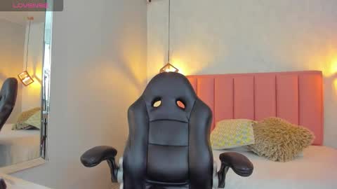 Snapshot of sunnycyrus chatting on 02.21.26 S U N N Y online show from 02.21.26