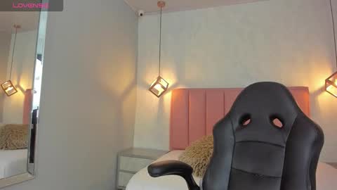 Snapshot of sunnycyrus chatting on 02.25.26 S U N N Y online show from 02.25.26