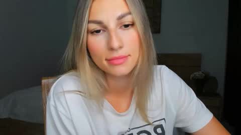 Snapshot of sunsetwithava chatting on 09.18.25 sunsetwithava online show from 09.18.25