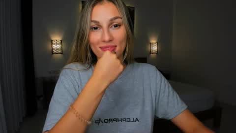 Snapshot of sunsetwithava chatting on 10.21.25 sunsetwithava online show from 10.21.25