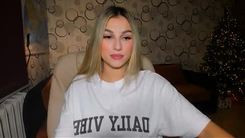 Snapshot of sunsetwithava chatting on 12.18.25 sunsetwithava online show from 12.18.25