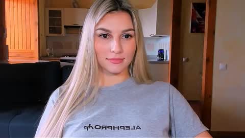 Snapshot of sunsetwithava chatting on 02.12.26 sunsetwithava online show from 02.12.26