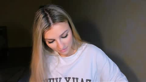 Snapshot of sunsetwithava chatting on 03.02.26 sunsetwithava online show from 03.02.26