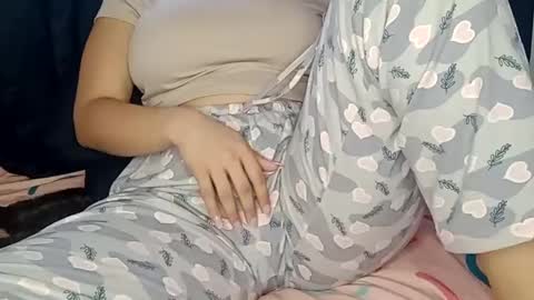 Snapshot of sunshine_days chatting on 01.11.25 Annie online show from 01.11.25