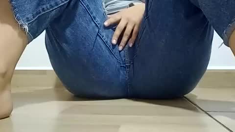 Snapshot of sunshine_days chatting on 12.17.25 Annie online show from 12.17.25