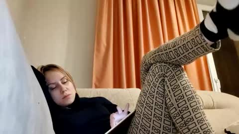 Snapshot of supereasyx chatting on 01.18.25 Annie online show from 01.18.25