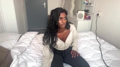 Snapshot of suraya_ndia chatting on 02.19.25 Suraya Ndia online show from 02.19.25