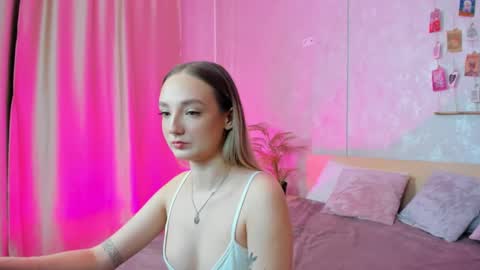 Snapshot of susan__clark chatting on 02.14.25 Annie online show from 02.14.25