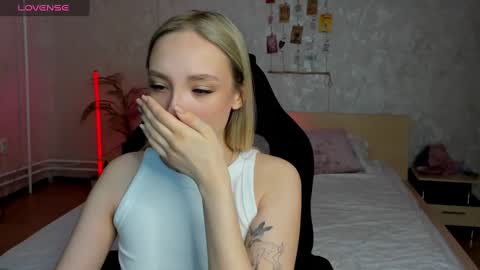 Snapshot of susan__clark chatting on 03.11.25 Annie online show from 03.11.25