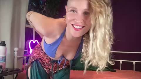 Snapshot of susieandlacey chatting on 07.12.26 Susie and Lacey online show from 07.12.26