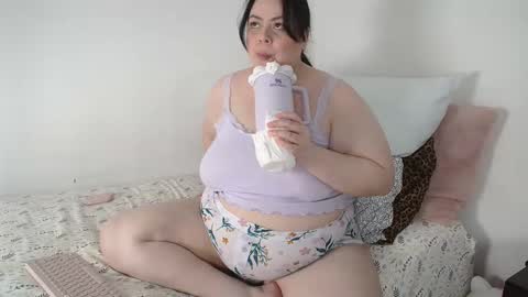 Snapshot of suzyitsstunning23 chatting on 10.18.25 suzy online show from 10.18.25