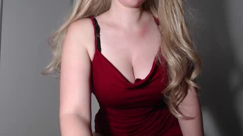 Snapshot of sweat_mia chatting on 09.10.25 sweat_mia online show from 09.10.25