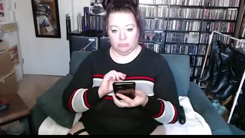 Sweater Queen online show from 01.21.25