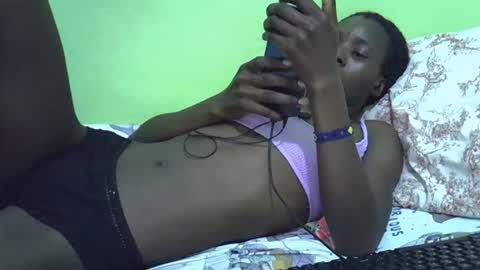 Snapshot of sweet_candie01 chatting on 09.17.25 sweet_candie01 online show from 09.17.25