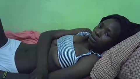 Snapshot of sweet_candie01 chatting on 09.28.25 sweet_candie01 online show from 09.28.25