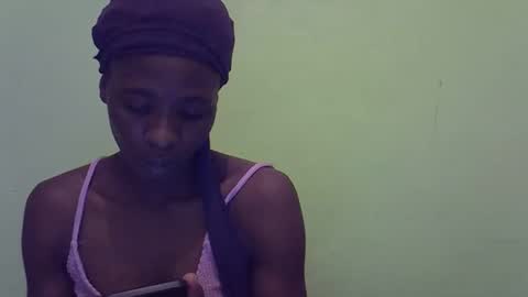 Snapshot of sweet_candie01 chatting on 11.10.25 sweet_candie01 online show from 11.10.25