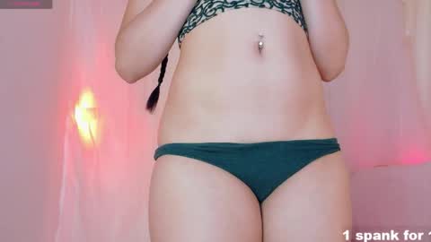 Snapshot of sweet_carine chatting on 05.10.26 camil online show from 05.10.26