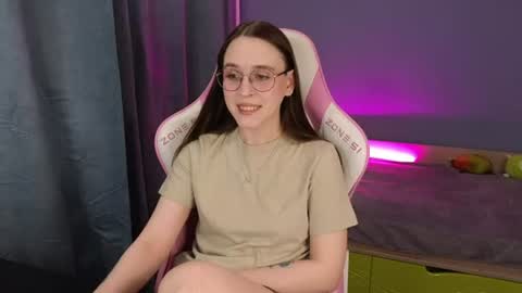 Snapshot of sweet_frosty chatting on 06.20.26 Alice online show from 06.20.26