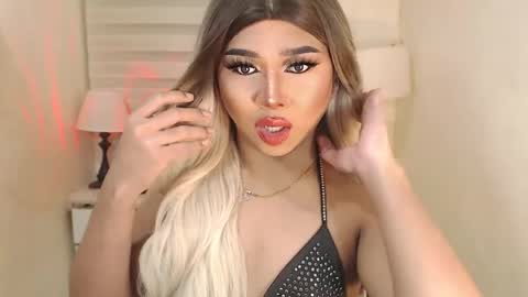 Snapshot of sweet_hoelly chatting on 02.17.25 Slutty Shannel online show from 02.17.25