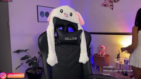 Snapshot of sweet_littleee chatting on 01.19.25 free private online show from 01.19.25