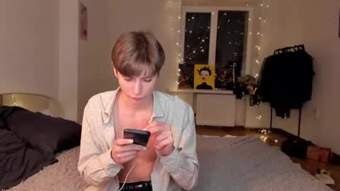 Snapshot of sweet_peach__ chatting on 02.19.25 kira online show from 02.19.25