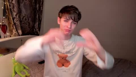 Snapshot of sweet_peach__ chatting on 02.28.25 kira online show from 02.28.25