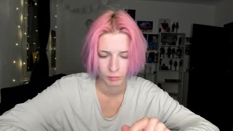 Snapshot of sweet_peach__ chatting on 10.13.25 kira online show from 10.13.25