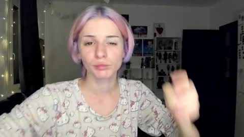 Snapshot of sweet_peach__ chatting on 10.22.25 kira online show from 10.22.25