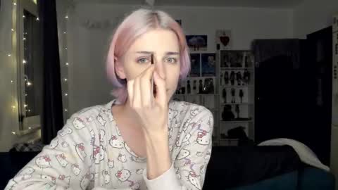 Snapshot of sweet_peach__ chatting on 11.03.25 kira online show from 11.03.25