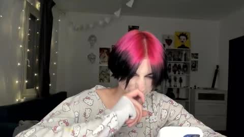 Snapshot of sweet_peach__ chatting on 11.15.25 kira online show from 11.15.25